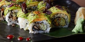 Σούσι σε πιατέλα στο Huaka Nikkei Resto Bar