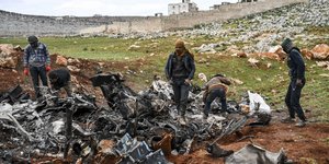 Σύροι αντάρτες στα συντρίμμια ελικοπτέρου των κυβερνητικών δυνάμεων στη Συρία