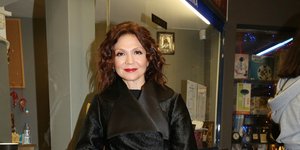 Η Ταμίλα Κουλίεβα με μαύρο τζάκετ