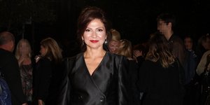 Η Ταμίλα Κουλίεβα με λευκό παντελόνι και μαύρη μπλούζα