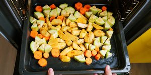 Tαψί στο φούρνο με πατάτες και λαχανικά