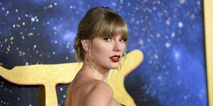 Η Τέιλορ Σουίφτ με κόκκινο κραγιόν