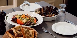 Τραπέζι με θαλασσινά και σαλάτα