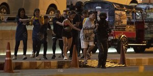 Όμηροι απομακρύνονται