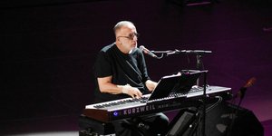 Θάνος Μικρούτσικος