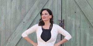 Η Θεοφανία Παπαθωμά στα γυρίσματα των Αγριων Μελισσών με φλοράλ φούστα 