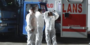Ειδικοί με μάσκες και στολές στο αεροδρόμιο της Άγκυρας στην Τουρκία
