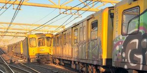 Βαγόνια τρένου στην Ιταλία σε ηλιόλουστη ημέρα