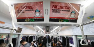 Διαφήμιση σε συρμό τρένου για κορωνοϊό