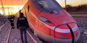 Τρένο εκτροχιάστηκε έξω από το Μιλάνο. Αστυνομικοί στο σημείο του δυστυχήματος