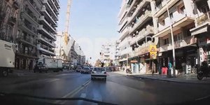 Βίντεο-σοκ από τροχαίο στη Θεσσαλονίκη: Αυτοκίνητο χτυπάει γυναίκα και την «πετάει» στον αέρα