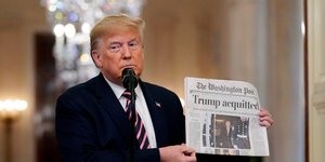 Ο Τραμπ κρατάει εφημερίδα