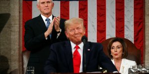 Ο Τραμπ χαμογελά μπροστά από Πενς και Πελόζι