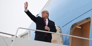 Ο Ντόναλντ Τραμπ χαιρετάει στην είσοδο αεροπλάνου