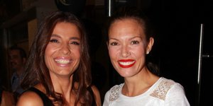 Η Πόπη Τσαπανίδου στα μαύρα ντυμένη και η Βίκυ Καγιά με δερμάτινη φούστα