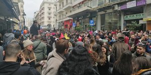 Πλήθος κόσμου στο κέντρο της Θεσσαλονίκης για την Τσικνοπέμπτη