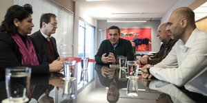 Αντιπροσωπεία ΣΥΡΙΖΑ και καλλιτεχνών στην Κουμουνδούρου