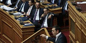 Ο Κυριάκος Μητσοτάκης και ο Χ. Σταϊκούρας παρακολουθούν την ομιλία Τσίπρα στην Βουλή