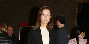 Η Τζίνα Αλιμόνου με μαύρη φούστα και μπεζ τοπ 