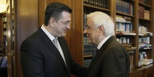 Ο Προκόπης Παυλόπουλος υποδέχεται τον Απόστολο Τζιτζικώστα στο προεδρικό