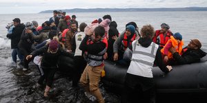 Λέσβος: Ακυβέρνητη βάρκα με 27 Αφρικανούς μετανάστες έφτασε στο νησί