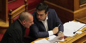 Βαρουφάκης και Τσίπρας μαζί στα κυβερνητικά έδρανα της Βουλής