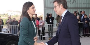 Η βασίλισσα Λετίθια με πράσινο κοστούμι κάνει χειραψία