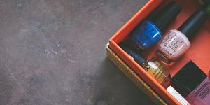 Βερνίκια νυχιών μέσα στο κόκκινο κουτί