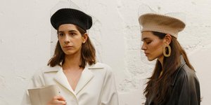 γυναίκες με καπέλα και σκουλαρίκια στην εβδομάδα μόδας