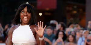 Η Βιόλα Ντέιβις με λευκό φόρεμα