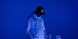 O Virgil Abloh με καπέλο και φούτερ