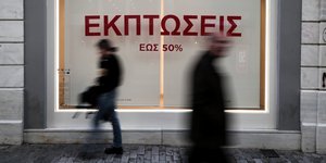 Βιτρίνα με το σήμα των εκπτώσεων