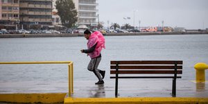 Ανδρας τρέχει με αντιανεμικό