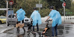 Ανδρες με αδιάβροχα κάνουν πατίνι