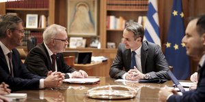 Συνάντηση Μητσοτάκη με τον Πρόεδρο της ΕΤΕπ Βέρνερ Χόγιερ