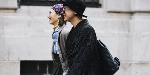 γυναίκες περπατούν με τσάντες στην εβδομάδα μόδας