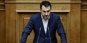 Ο Αλέξης Χαρίτσης στο βήμα της Βουλής