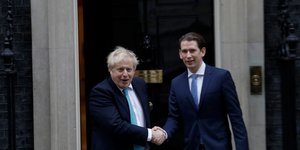 Χειραψία Μπόρις Τζόνσον και Σεμπάστιαν Κουρτς