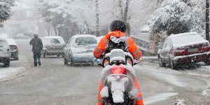 Οδηγός μηχανής στο χιόνι