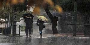 Ραγδαία επιδείνωση του καιρού την Παρασκευή με καταιγίδες και χιόνια