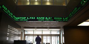 Εικόνα από αίθουσα του Χρηματιστηρίου με τις μετοχές να καταγράφουν άνοδο