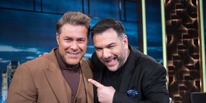 Ο Χρήστος Χολίδης με τον Γρηγόρη Αρναούτογλου στην εκπομπή The 2Night Show