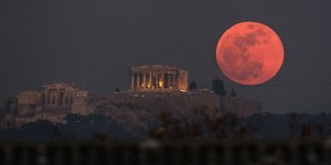 Η υπερπανσέληνος πίσω από τον Παρθενώνα στον βράχο της Ακρόπολης