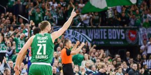 Παίκτης της Ζαλγκίρις δείχνει προς τον κόσμο