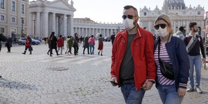 Ζευγάρι με μάσκες περπατά στο Βατικανό