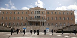 Οι πολιτικοί αρχηγοί έξω από τη Βουλή