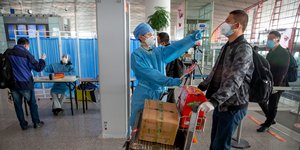 Έλεγχος επιβατών για τον κορωνοϊό στο διεθνές αεροδρόμιο του Πεκίνου