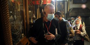 Προσκυνητές με μάσκες στο Ναό της Γεννήσεως στη Βηθλεέμ, πριν τον σφραγίσουν οι Αρχές
