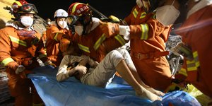 Η διάσωση του 10χρονου από τα ερείπια του ξενοδοχείου στην Κίνα