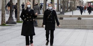 Τουρίστριες με μάσκες στα Ηλύσια Πεδία στο Παρίσι